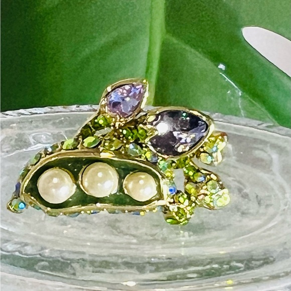 Heidi Daus 🆕 “Sweet Peas” Crystals size 9 Ring - Picture 1 of 3
